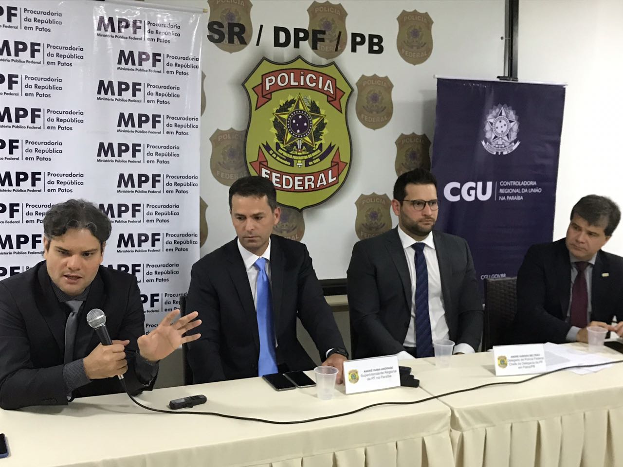 PF prende políticos, empresários e servidores públicos envolvidos com fraudes em licitações públicas em municípios da PB e CE. Confira a lista