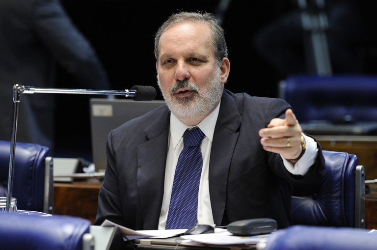 Projeto em tramitação no Senado facilita contratação de brasileiros para trabalhar no exterior