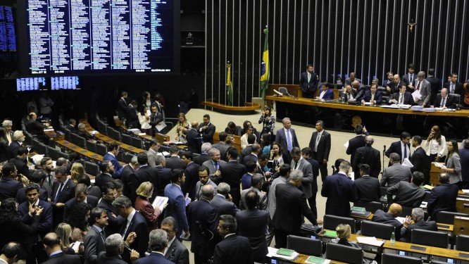 Câmara Federal aprova lei que beneficia prefeito que ultrapassa limite de gastos com pessoal