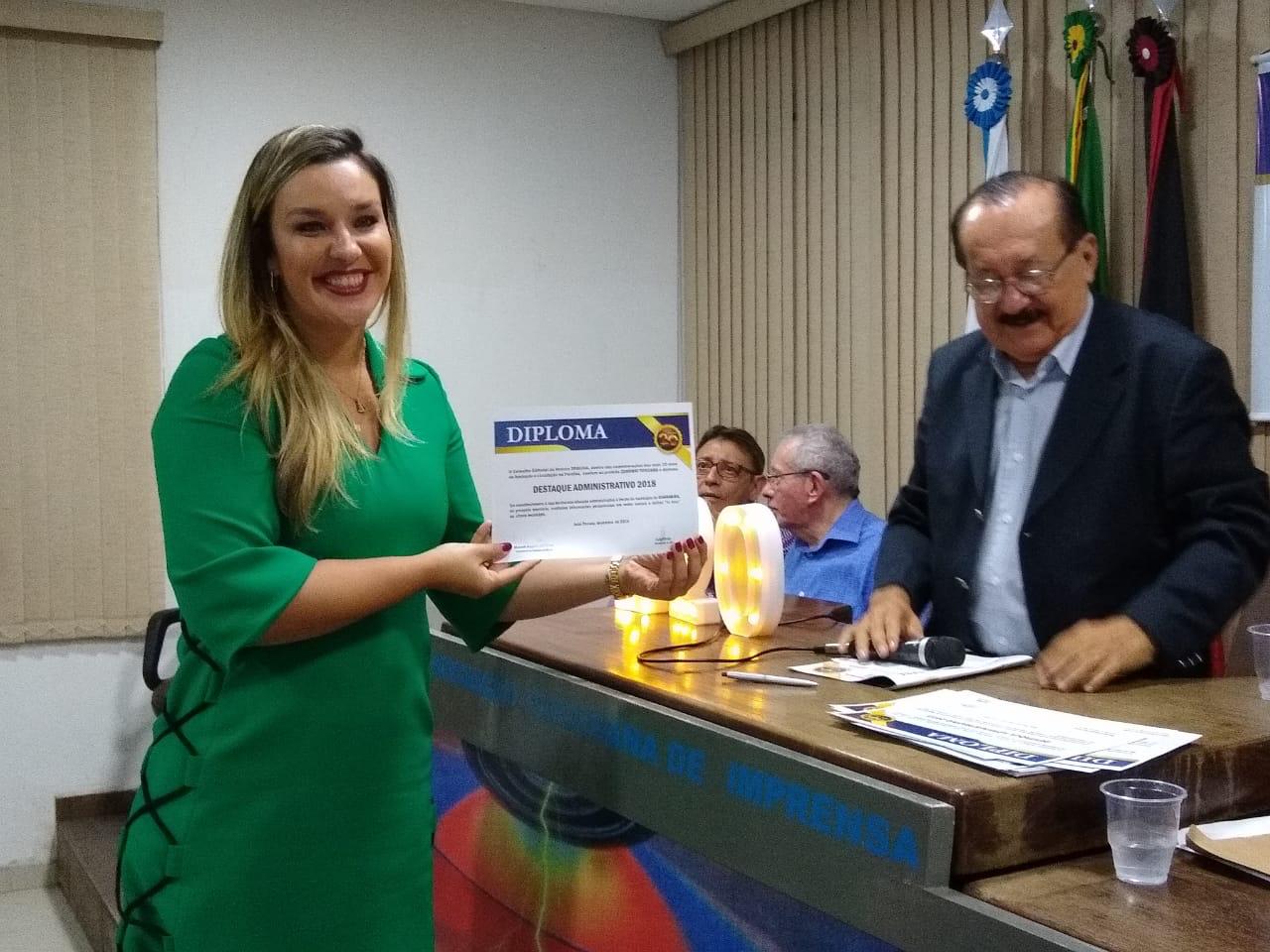 NA API: Camila Toscano recebe certificado de melhor deputada 2018 pelo quarto ano consecutivo