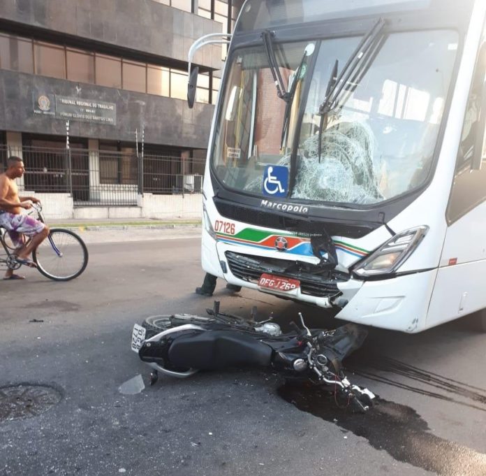 Colisão entre moto e ônibus coletivo deixa duas pessoas mortas na Almirante Barroso em João Pessoa
