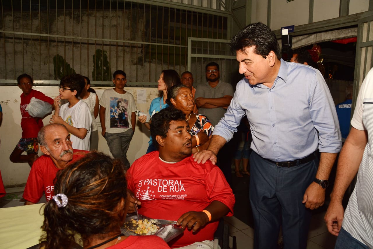 CEIA NATALINA: Prefeito Manoel Júnior participa de jantar com moradores de rua de João Pessoa