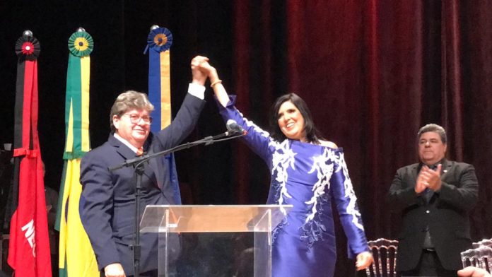 João Azevêdo toma posse como governador da Paraíba apostando numa boa relação com o governo de Bolsonaro