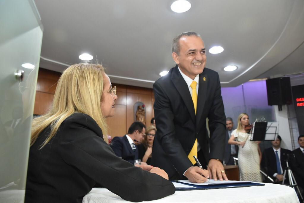 Presidente da CMJP, João Corujinha recebe MP que reajusta salários dos servidores da educação e diz que matéria terá prioridade na votação