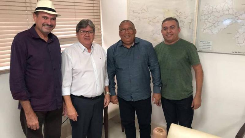 Deputado Jeová e vereadores de Cajazeiras se reúnem com o governador João Azevedo na Granja Santana