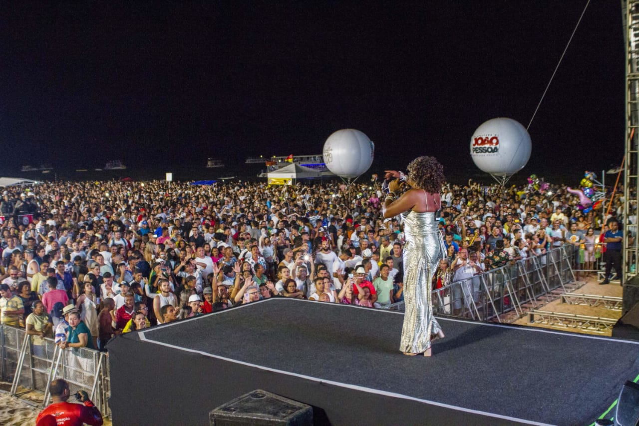 VIRADA DE ANO: Réveillon de João Pessoa atrai multidão ao Busto de Tamandaré