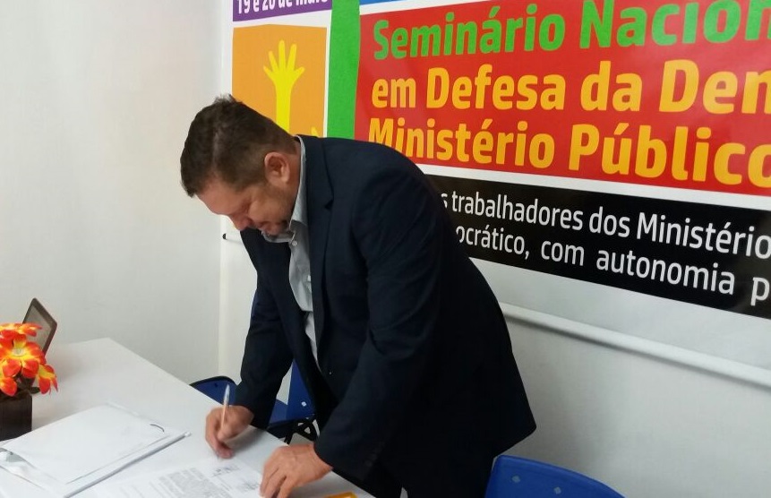 Paraibano Aloysio Carneiro é reconduzido a cargo de direção da Fenamp