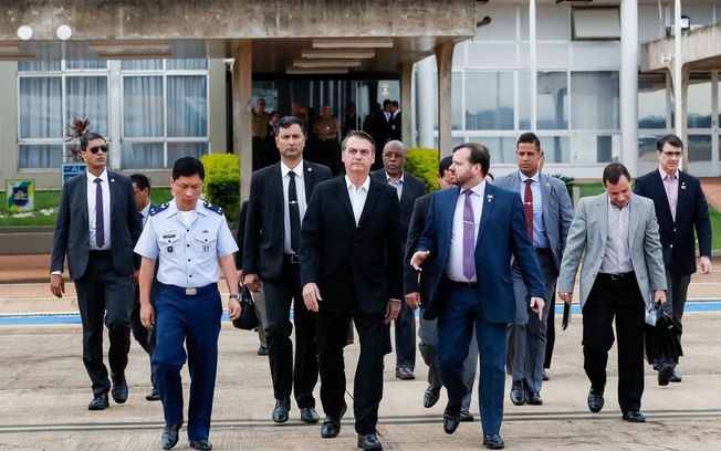 Bolsonaro embarca para encontro com presidente norte-americano Donald Trump, em Washington