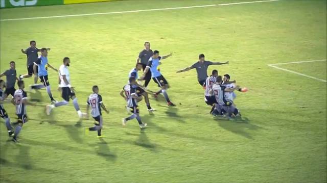 Goleiro Saulo defende dois pênaltis e marca gol que classifica Botafogo para 3ª fase da Copa do Brasil