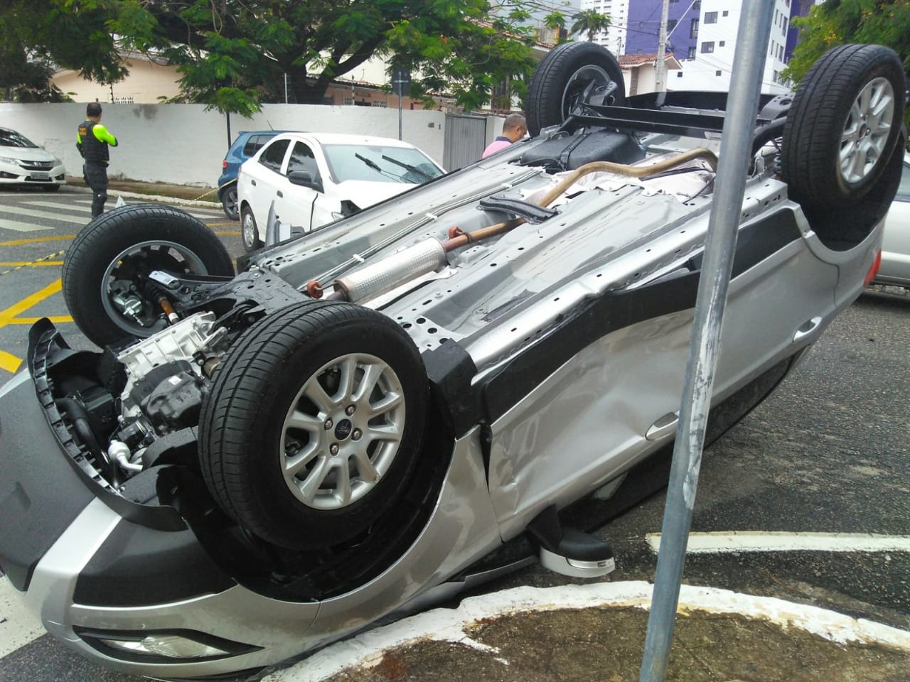 Vereadora Helena Holanda é vítima de acidente em capotamento no bairro dos Estados