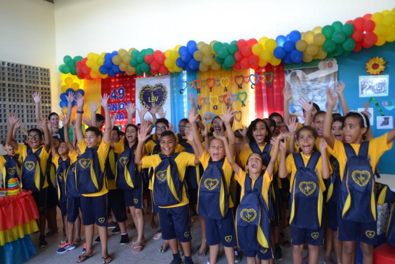 Crianças de escola em Quilombola de Alagoa Grande recebem kits de material pedagógicos da LBV