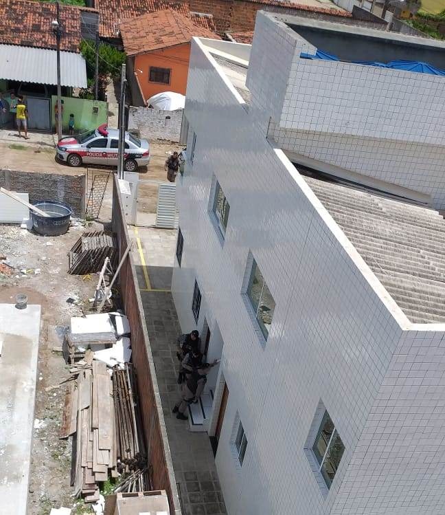 Foragido da Justiça é preso após cerco policial no Valentina Figueiredo