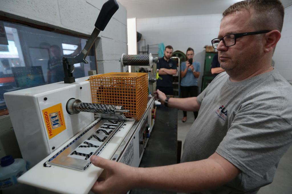 Presidente Bolsonaro quer barrar implantação da placa do Mercosul em carros brasileiros