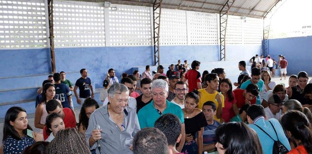 Prefeito Zenóbio se reúne com acadêmicos guarabirenses e entrega carteiras de acesso ao transporte universitário gratuito