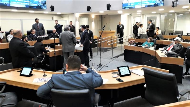 AUSENTES: Deputado Jeová reclama ausência de deputado no plenário da AL-PB e a falta de quórum para votação de matérias