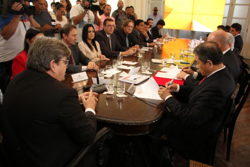 DESENVOLVIMENTO: Governador João assina protocolo de intenções com investidores chineses e americanos para instalação de estaleiro de Lucena com investimento de R$ 3,5 bilhões