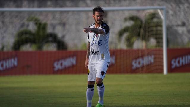 Meia Clayton acerta retorno ao Botafogo-PB de maneira oficial