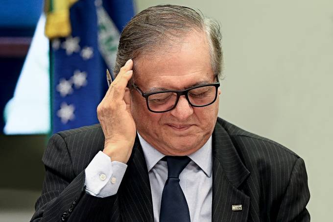 Bolsonaro demite o colombiano Vélez Rodriguez do ministério da Educação e anuncia novo titular da pasta