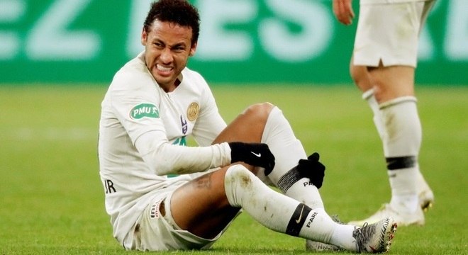 Derrotado, Neymar dá soco em torcedor após derrota na Copa da França