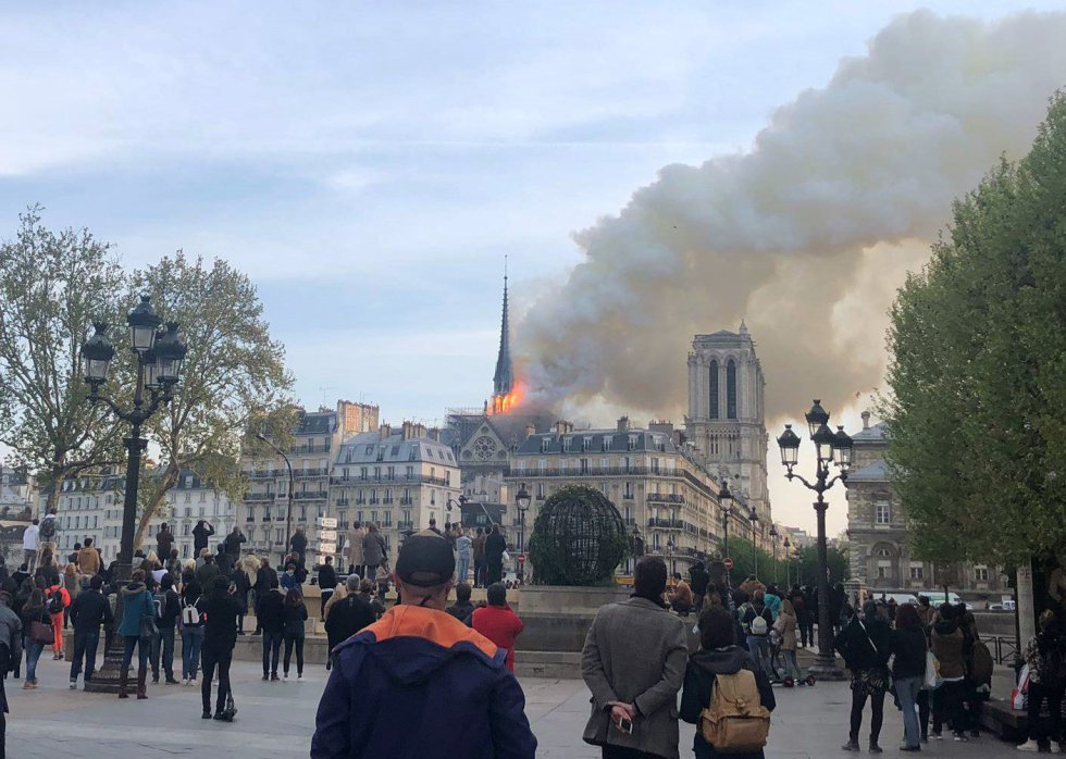 Incêndio atinge a catedral de Notre-Dame em Paris