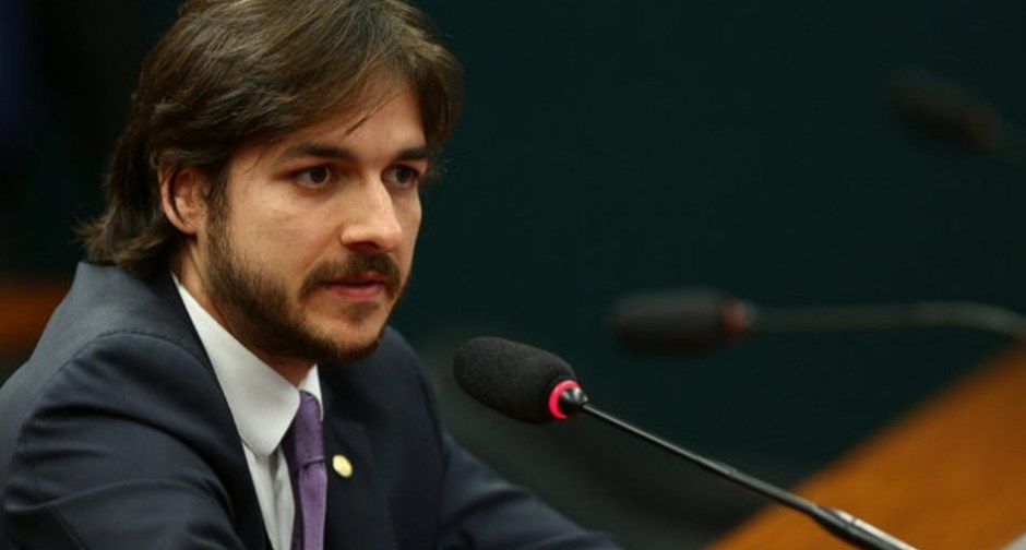 REMUNERAÇÃO: Brasil paga pior salário a professores entre 40 países e projeto de Pedro trata da remuneração dos profissionais da educação