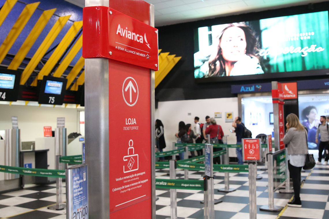 Passageiros da Avianca esperam para serem remanejados para voos de outras companhias aéreas no Aeroporto de Congonhas.