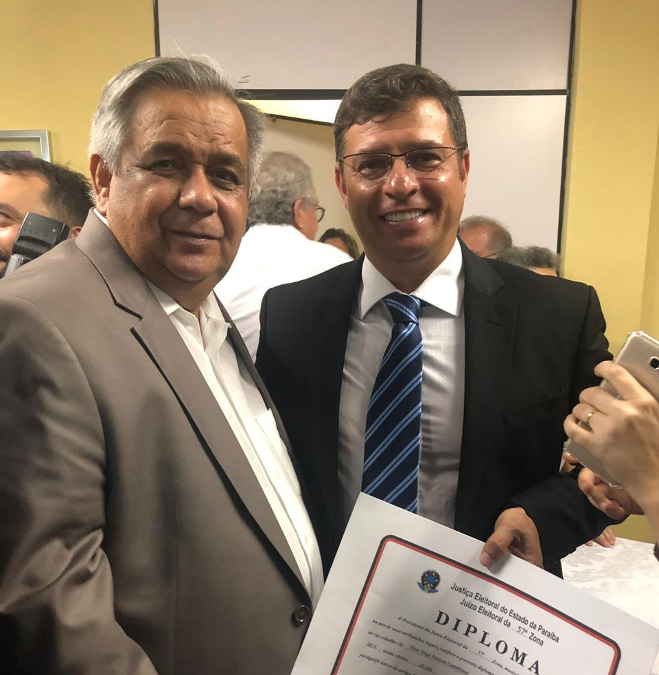 ALIADO POLÍTICO: Edmilson Soares prestigia diplomação do prefeito Vitor Hugo, em Cabedelo
