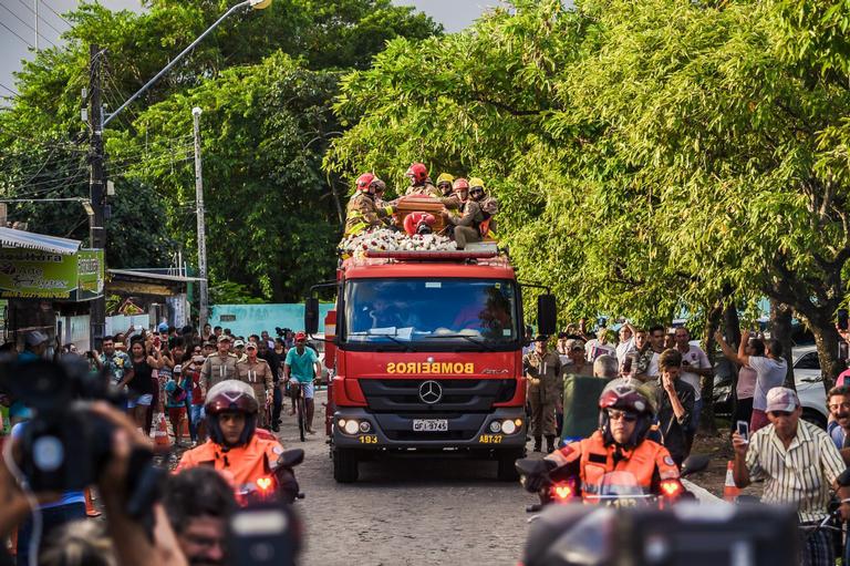 Sob forte comoção, cantor Gabriel Diniz é sepultado em João Pessoa