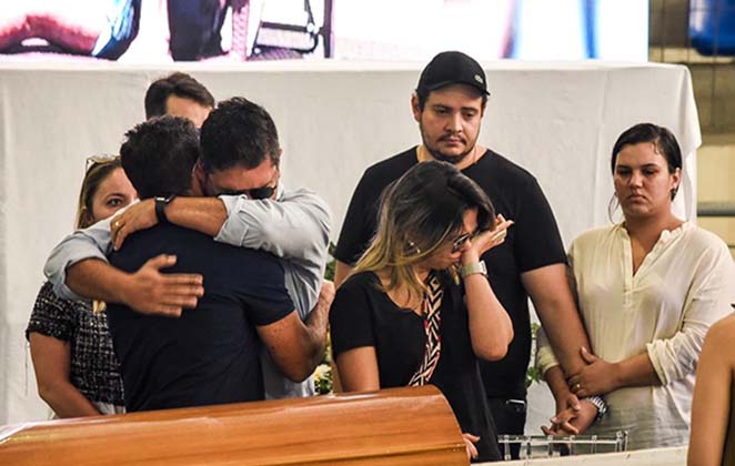 VELÓRIO: Familiares e amigos se despedem do cantor Gabriel Diniz, em João Pessoa