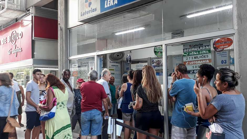 Mega-Sena acumula de novo e pode pagar R$ 32 milhões no sorteio de quarta-feira