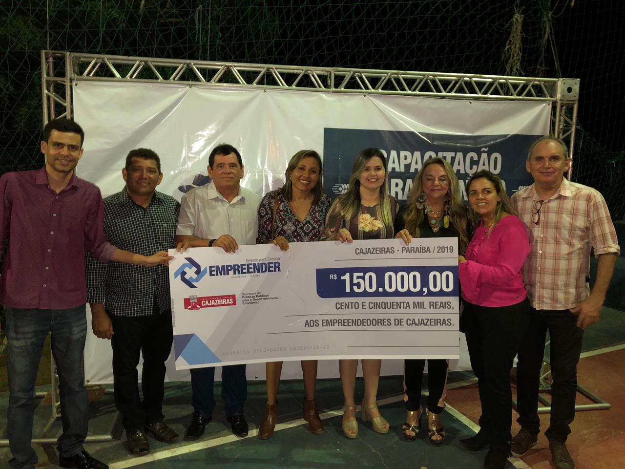 Dra Paula participa de evento de entrega de certificado de curso profissionalizante no Distrito de Divinópolis
