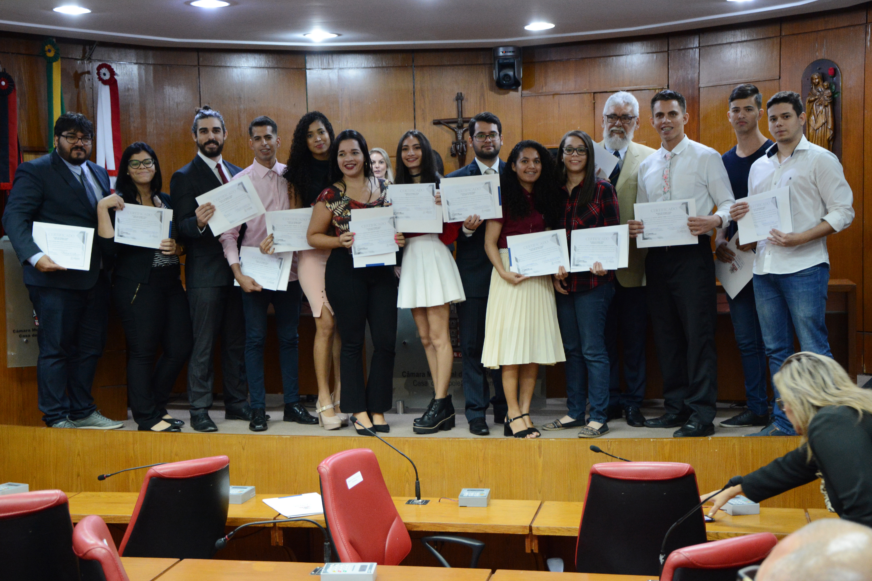 Estudantes recebem certificados de conclusão do estágio-visita ‘Aprendiz de Vereador’