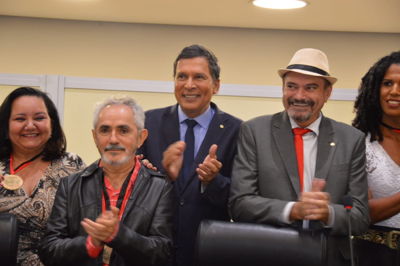 Assembleia homenageia elenco de "Bacurau" e cria Frente Parlamentar em defesa da Cultura e do Cinema da Paraíba