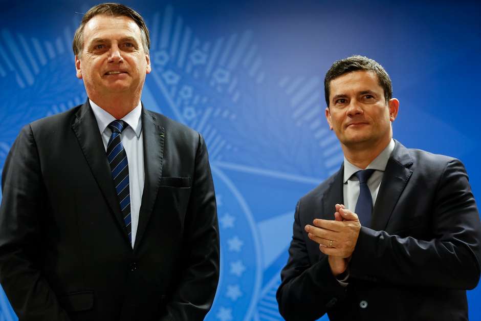 Presidente Bolsonaro sai mais uma vez em defesa de Moro e diz que o ministro é o símbolo de quem quer mudar o Brasil