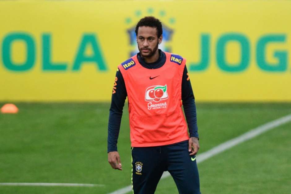 Em temporada apagada, Neymar vira destaque por acusação de assédio sexual, festas e aglomeração