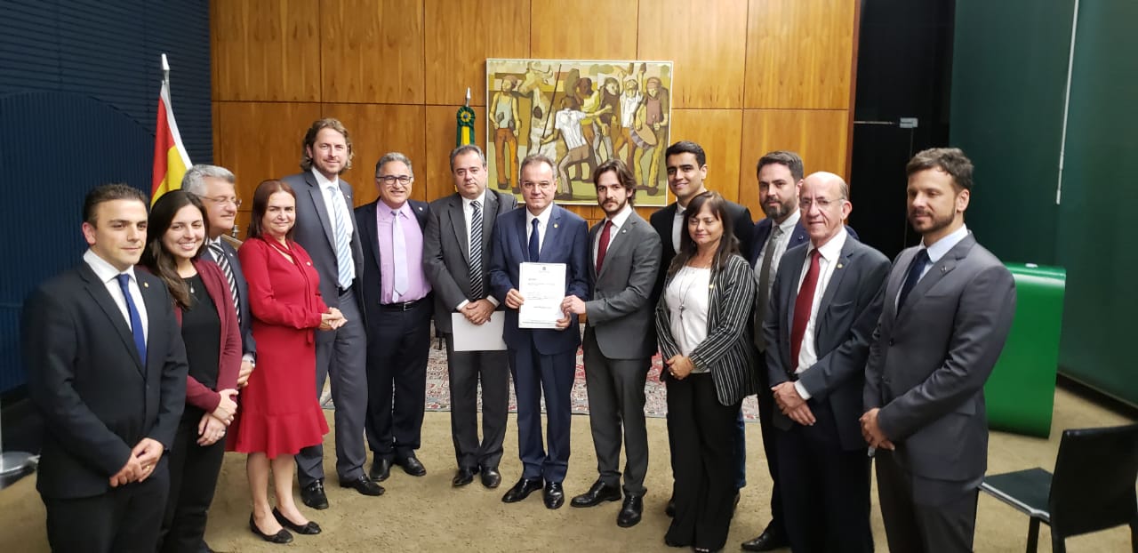 Pedro Cunha Lima defende aposentadoria especial dos professores e entrega moção de apoio a relator da Previdência