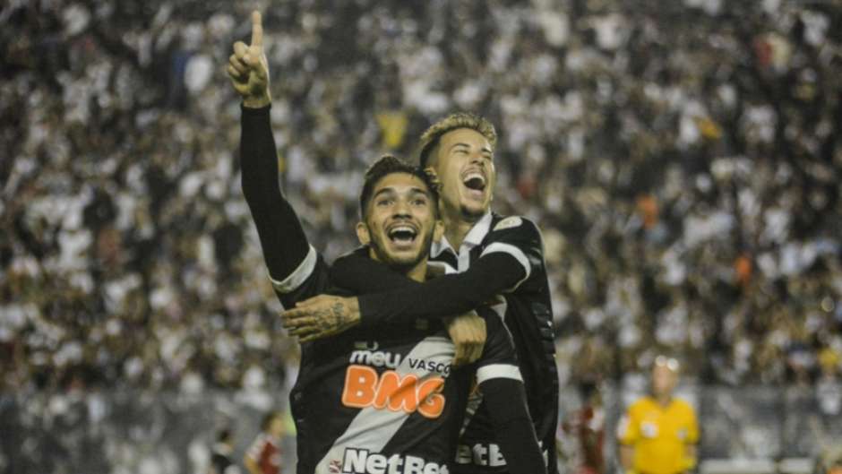 Vasco derrota o Internacional e deixa a lanterna da Série A do Brasileirão