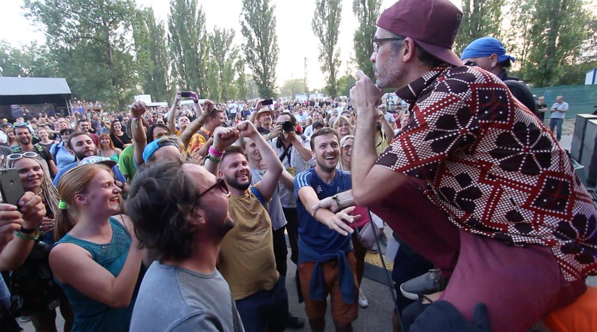 Cabruêra na República Tcheca: Banda paraibana participa de um dos maiores festivais de música do leste europeu e grava documentário durante a turnê