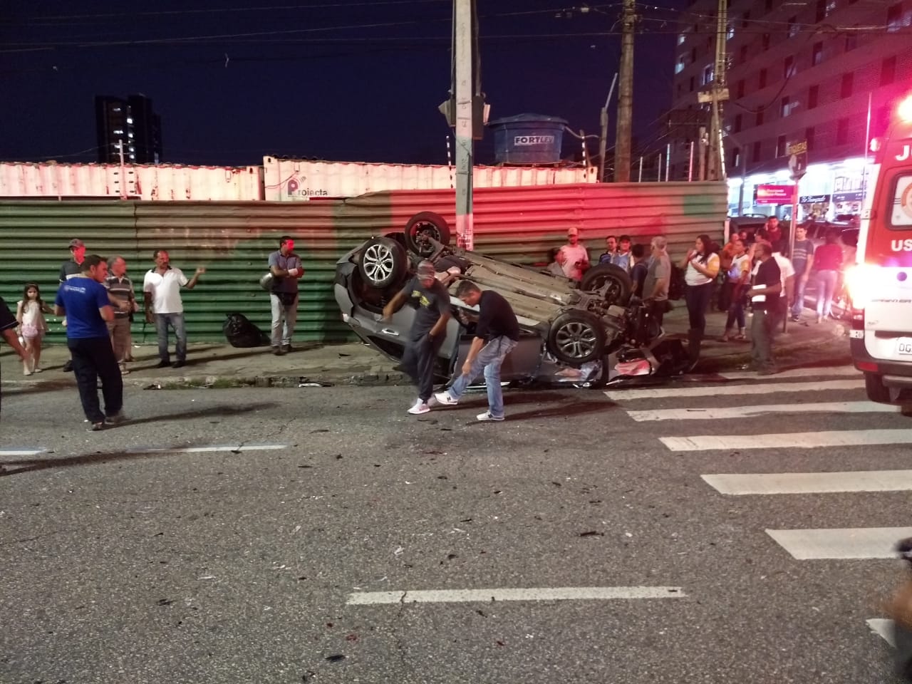 Motorista avança sinal vermelho e provoca acidente envolvendo vários veículos na Epitácio Pessoa; cinco pessoas ficaram feridas