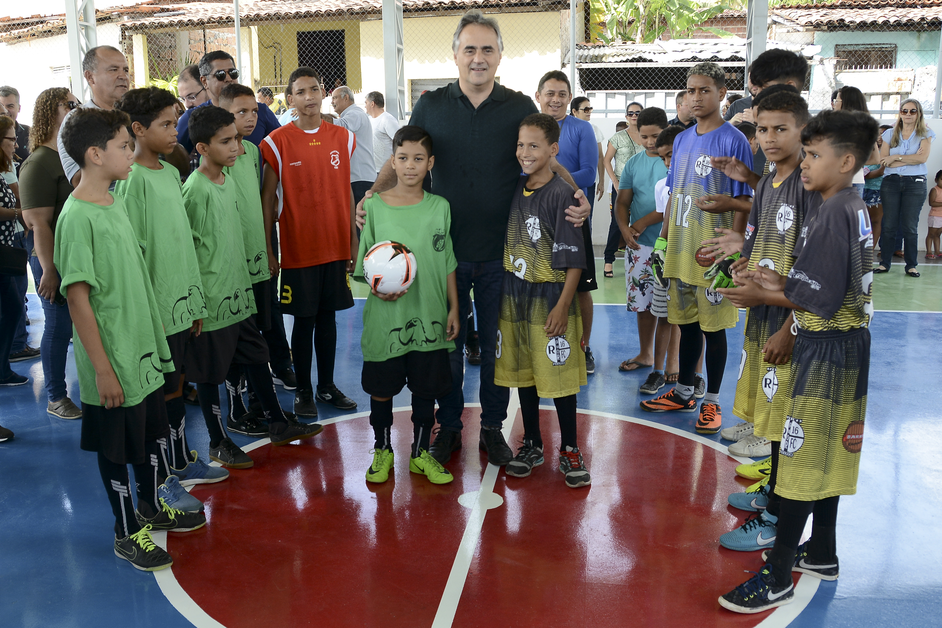 Prefeito Luciano entrega nova Quadra de Esportes do Timbó