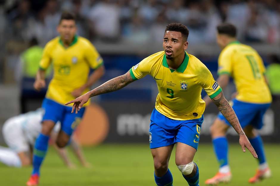 Daniel Alves e Gabriel Jesus se destacam e Brasil derrota Argentina, ganha por 2 a 0 e vai à final