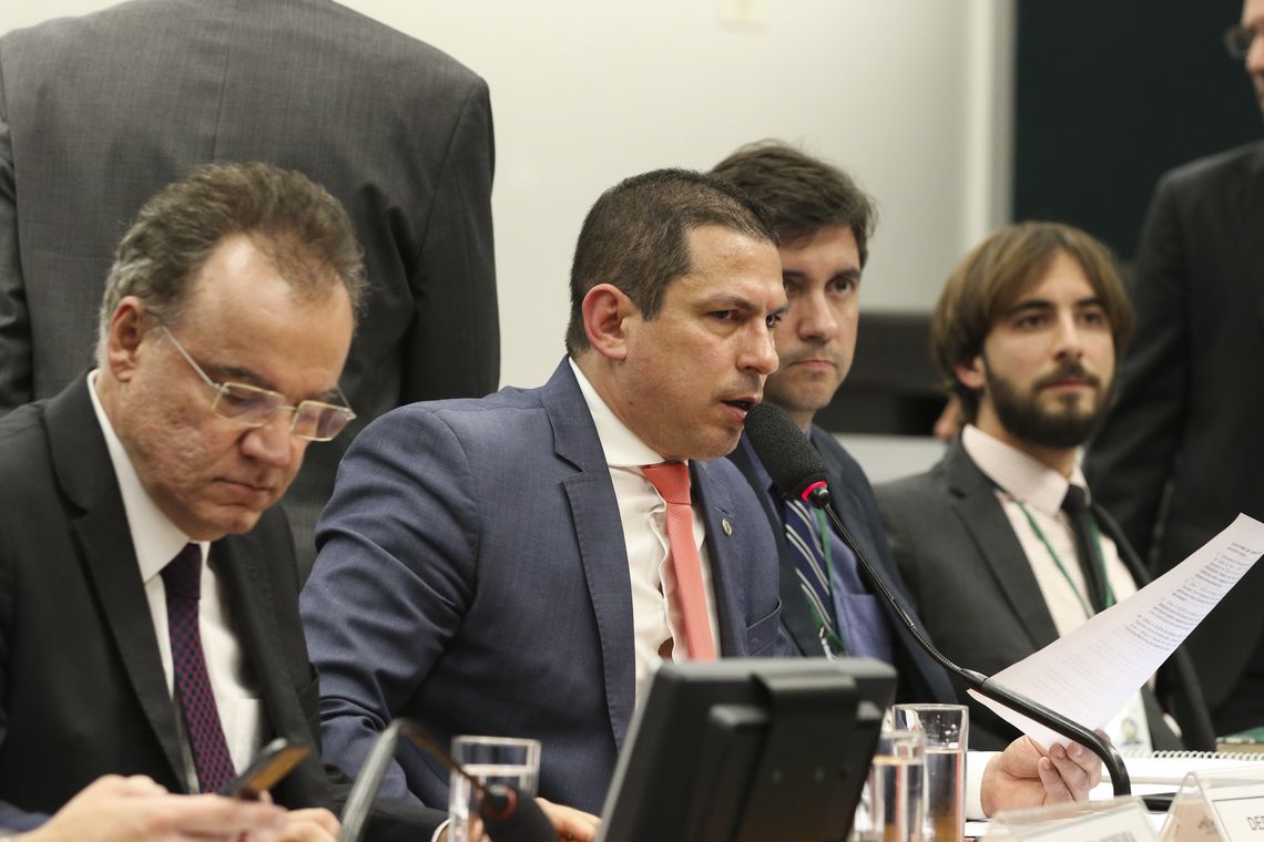 O relator, deputado Samuel Moreira, e o presidente da Comissão Especial da reforma da Previdência, deputado Marcelo Ramos, durante reunião da comissão.