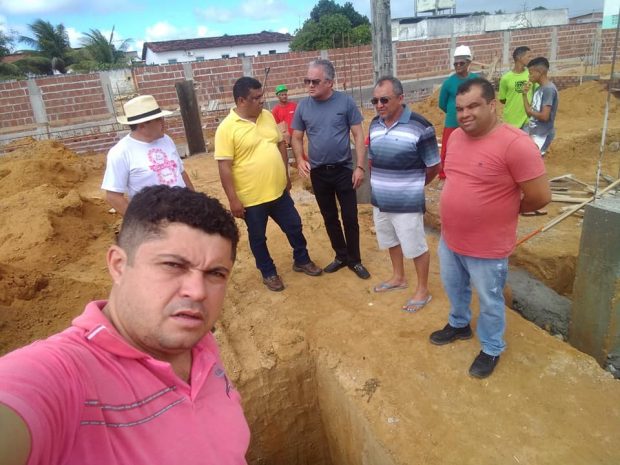 Prefeito Renato Mendes visita canteiro de obras da escola municipal construída em Mata Redonda