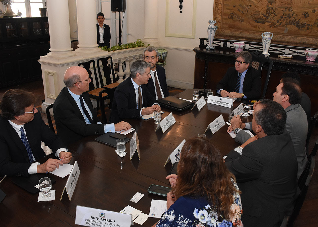 Governador João Azevedo recebe diretores da empresa espanhola que vai administrar os aeroportos Castro Pinto e João Suassuna