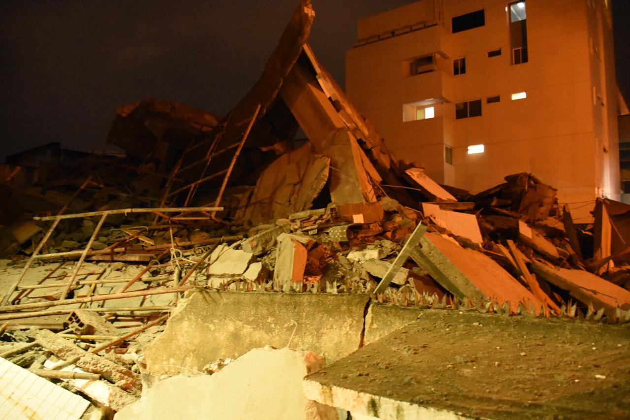 Prédio em construção que seria anexo de um hospital particular desaba no Bairro da Torre