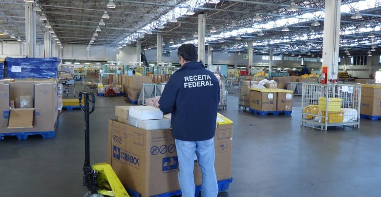 Governo de Bolsonaro isenta taxa de importação sobre 281 bens de capital e informática