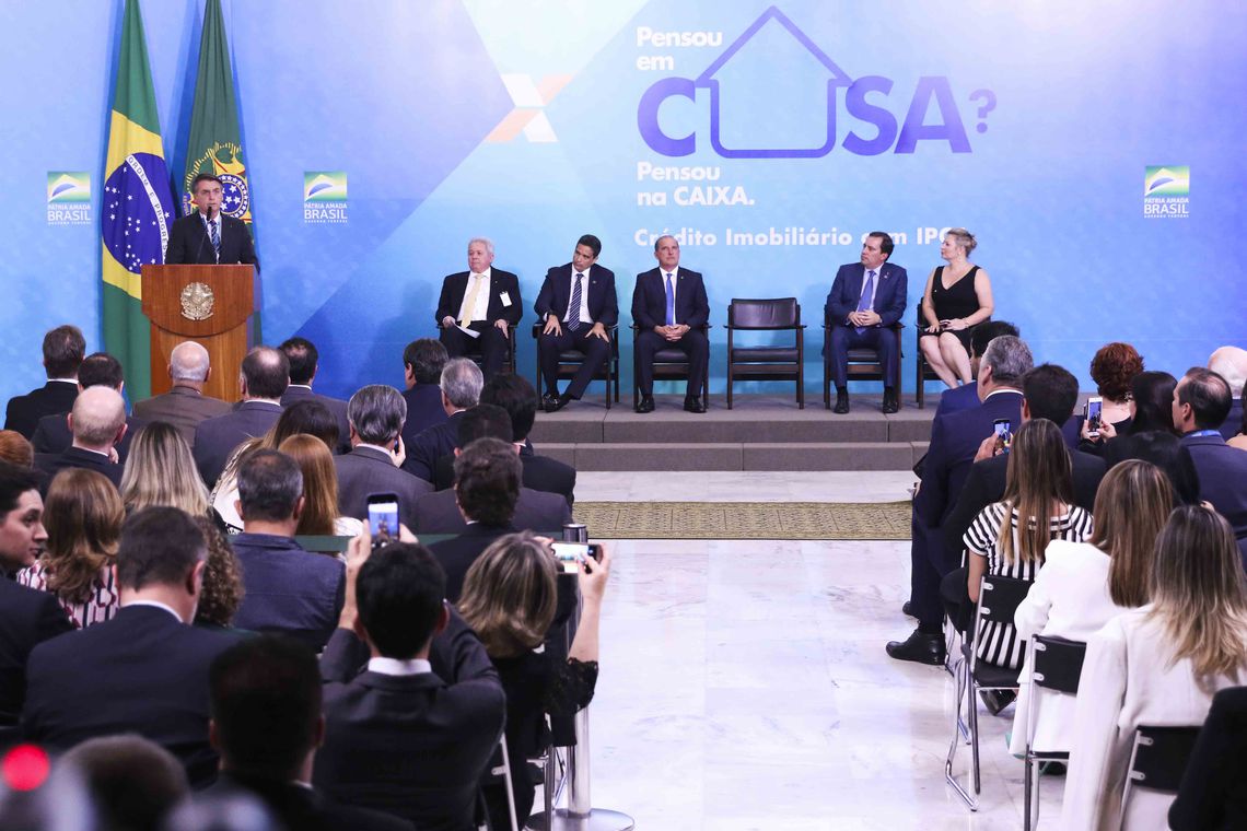 E/D. Presidente do BB, Rubem Novaes, presidente do Banco Central, Roberto Campos Neto, ministro-chefe da Casa Civil, Onyx Lorenzoni, presidente Jair Bolsonaro, presidente da Caixa Econômica Federal, Pedro Guimarães, e a deputada federal Joice Hasselmann, líder do governo no Congresso Naciona