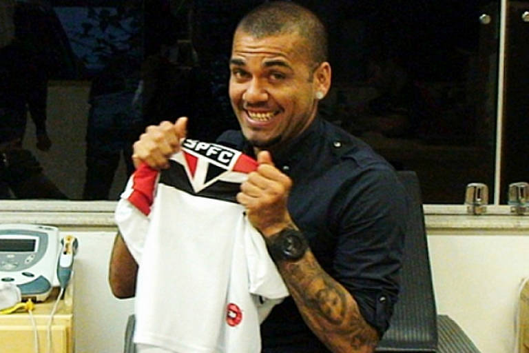 REFORÇO: Lateral Daniel Alves deixa o PSG e assina contrato com o São Paulo