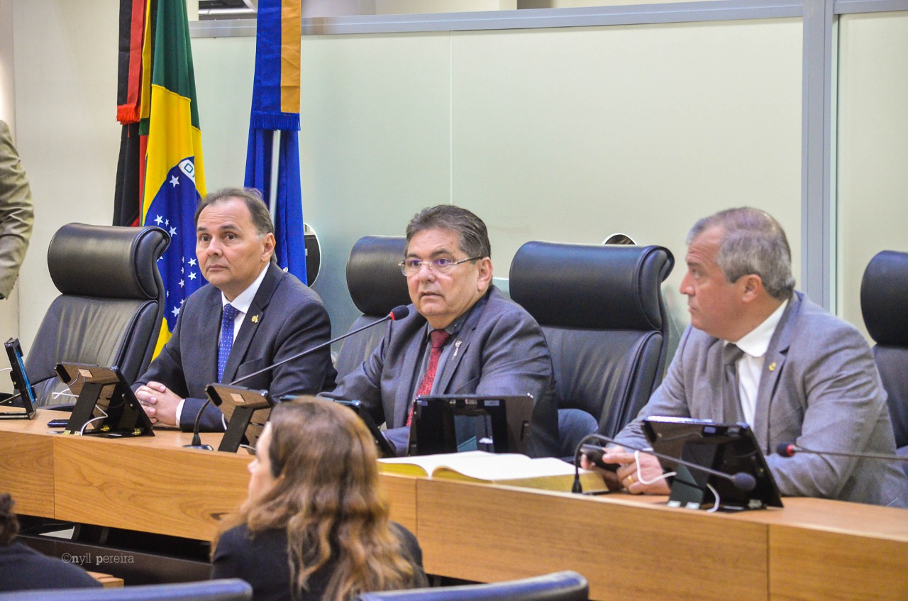 Aprovado propositura de Adriano Galdino criando o "Parlamento Jovem Brasileiro" na AL-PB
