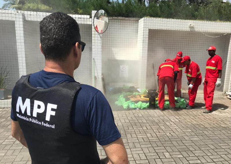 Insuflador de fumaça identifica hotel jogando esgoto na orla de Manaíra, em João Pessoa